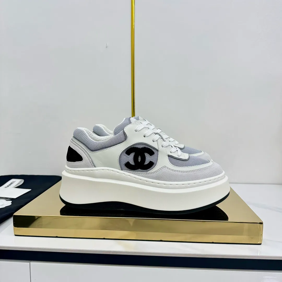 👟👟Ex-factory price 680👟👟 Upgraded version, upgraded version, upgraded version! No rebuttal accepted! ! ! ! Chanel Chanel panda shoes! 2025 counter's top casual sports shoes. This classic design; the upper is electro-embroidered with a variety of techniques; the outsole is fashionable and sporty; the unusual inclusion of a variety of color matching elements... The diversified mix and match is very good-looking and versatile, and can be used for leisure, fashion, sports, and outdoor... ꫛꫀꪝ Go➫ Materials: ❶Upper made of: original imported first-layer silk cowhide + original waterproof cloth + original first-layer cowhide ❷Inner lining: Original Yangli+Net ❸Outsole based on: Original TPU combination outsole Counter boutique packaging complete set for women 35–41 👉 👉 👉 👉 👉 👉 👉